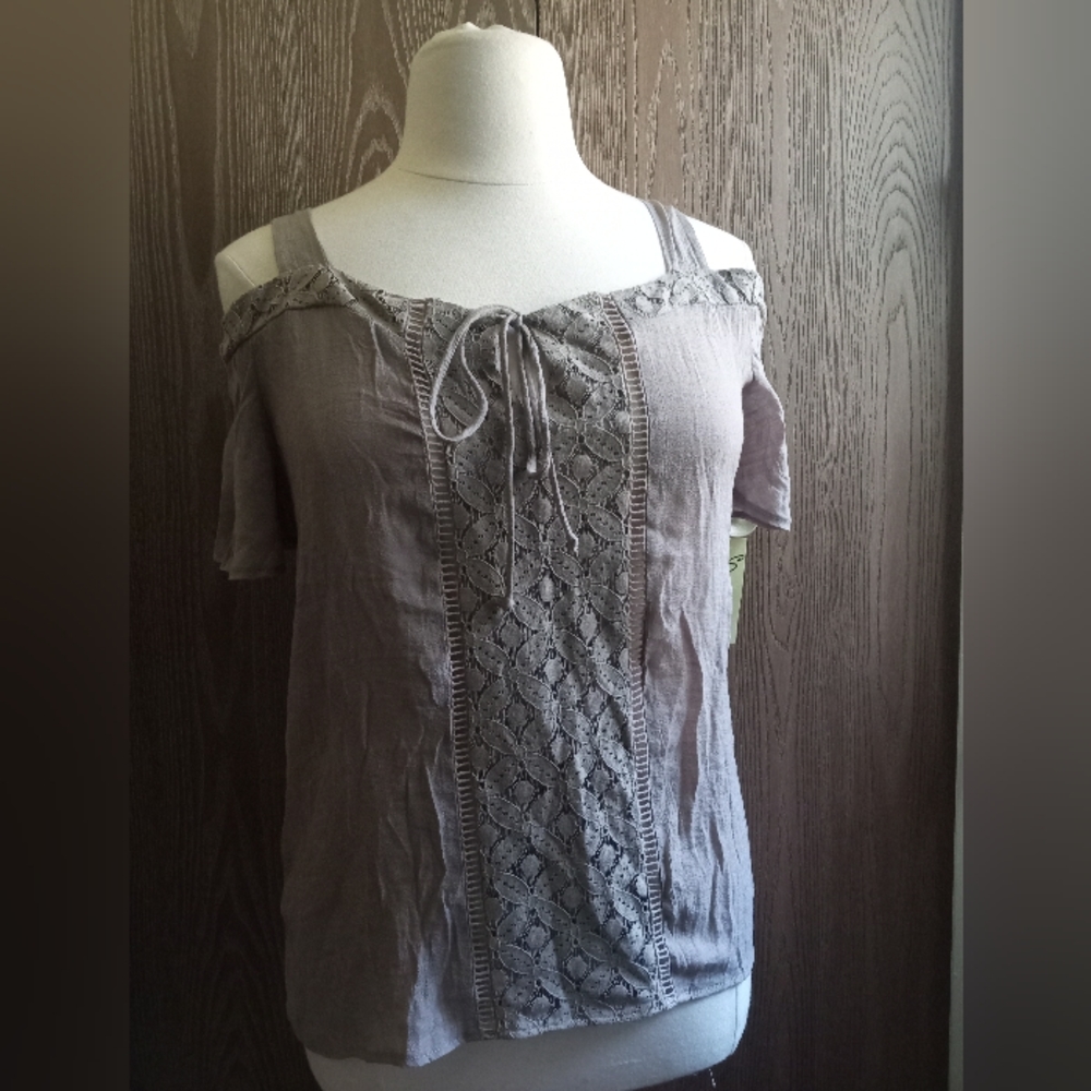 PERSEPTION OFF SHOULDER SHIRT